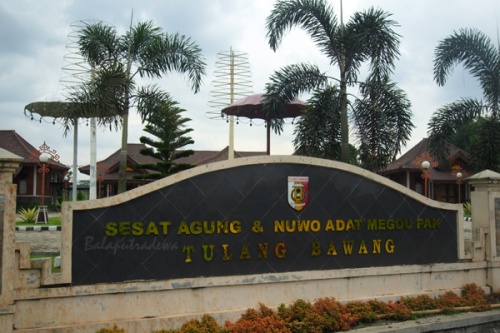 Komplek Rumah Adat Lampung di Tulang Bawang. (sumber: http://ismu-nagaritohlangpohwang.blogspot.com)